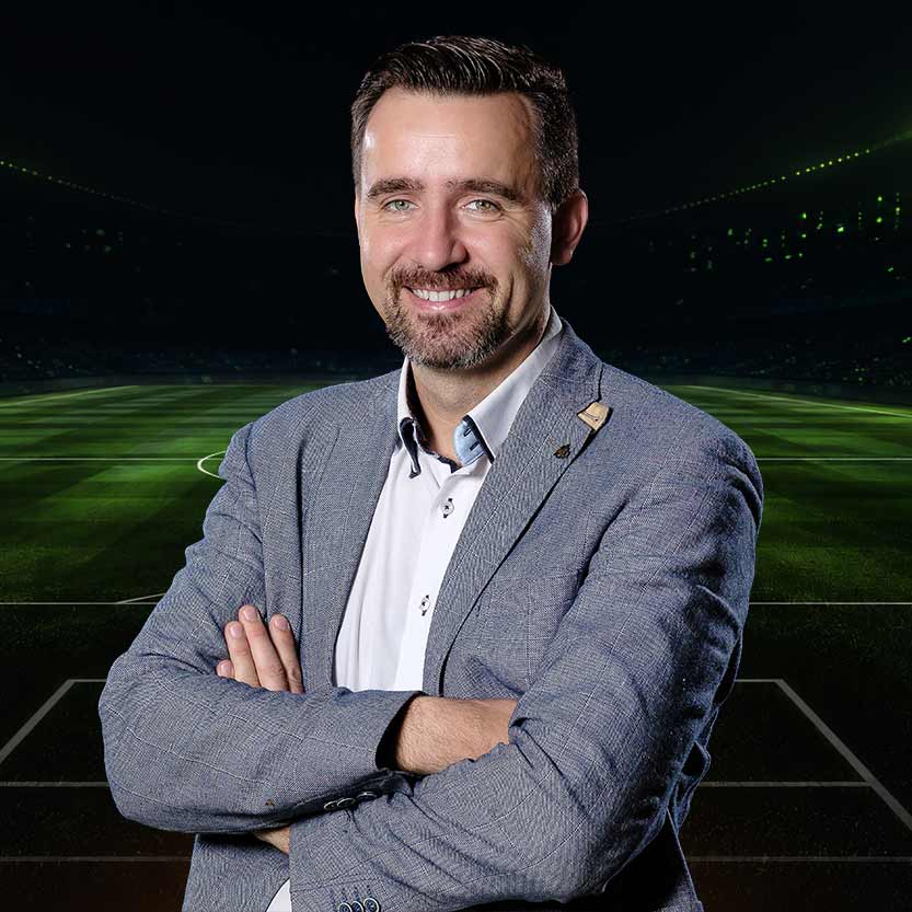 Wolfgang Zotter, Portrait vor einem Fußballstadion